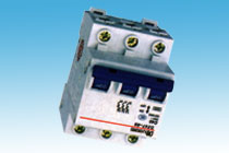 九游娱乐唯一官网:【立刻办】风险！配电箱下方水管决裂